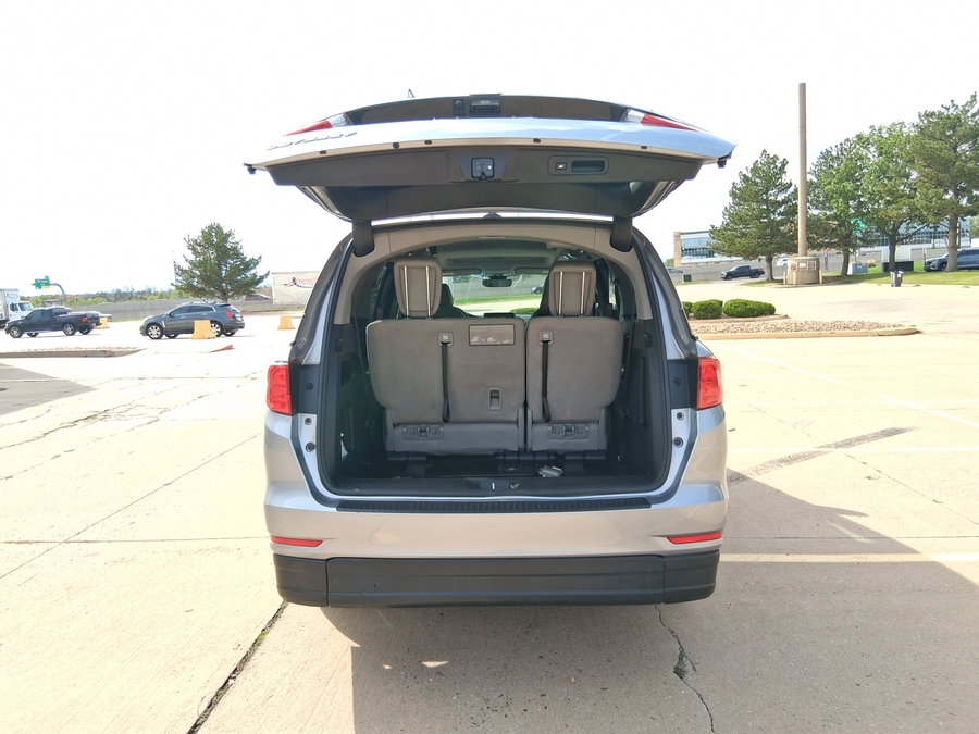 Silver Honda Odyssey image number 21