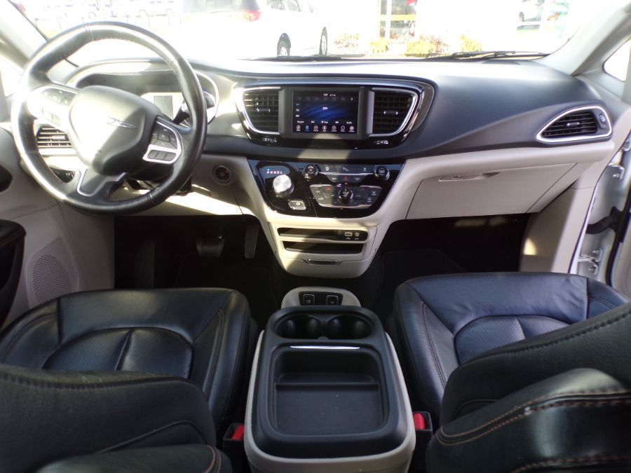 White Chrysler Pacifica image number 2