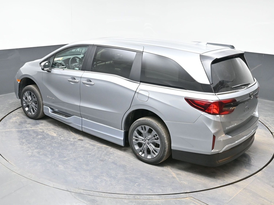 Silver Honda Odyssey image number 24