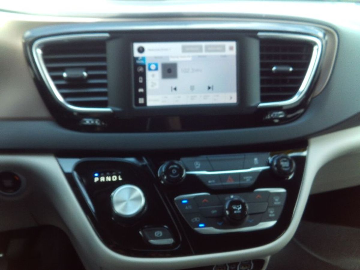 Silver Chrysler Voyager image number 26