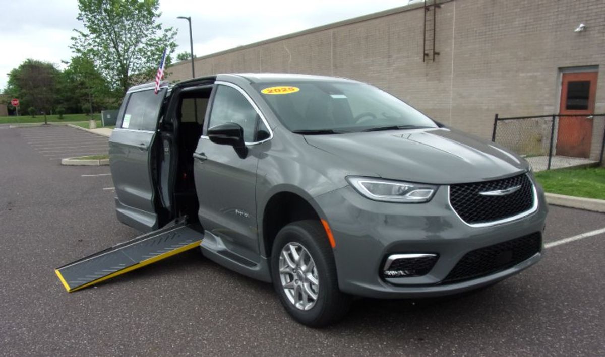 Grey Chrysler Pacifica image number 1