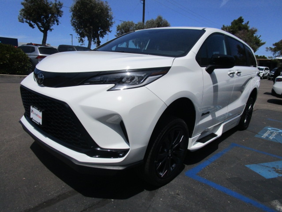 New 2026 Toyota Sienna Hybrid XSE Sport - BraunAbility Side Entry Entry In Floor Automatic Ramp