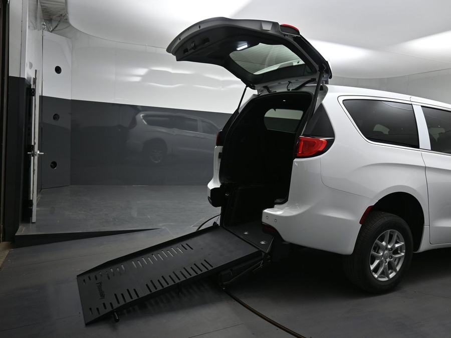 White Chrysler Voyager image number 12