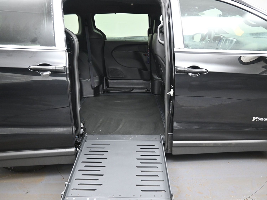 New 2026 Chrysler Voyager LX - BraunAbility Side Entry Entry Fold Out Manual Ramp