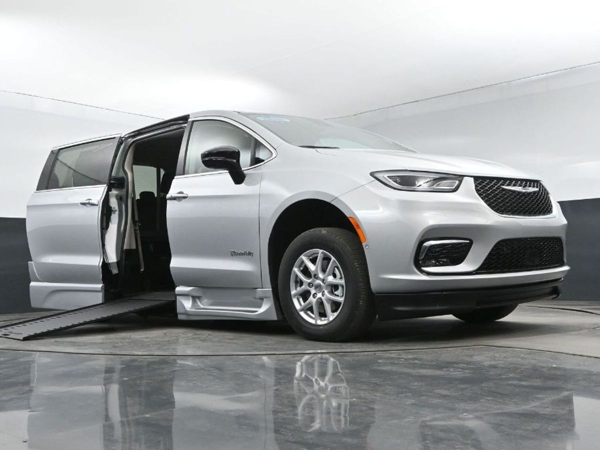 Silver Chrysler Pacifica image number 9
