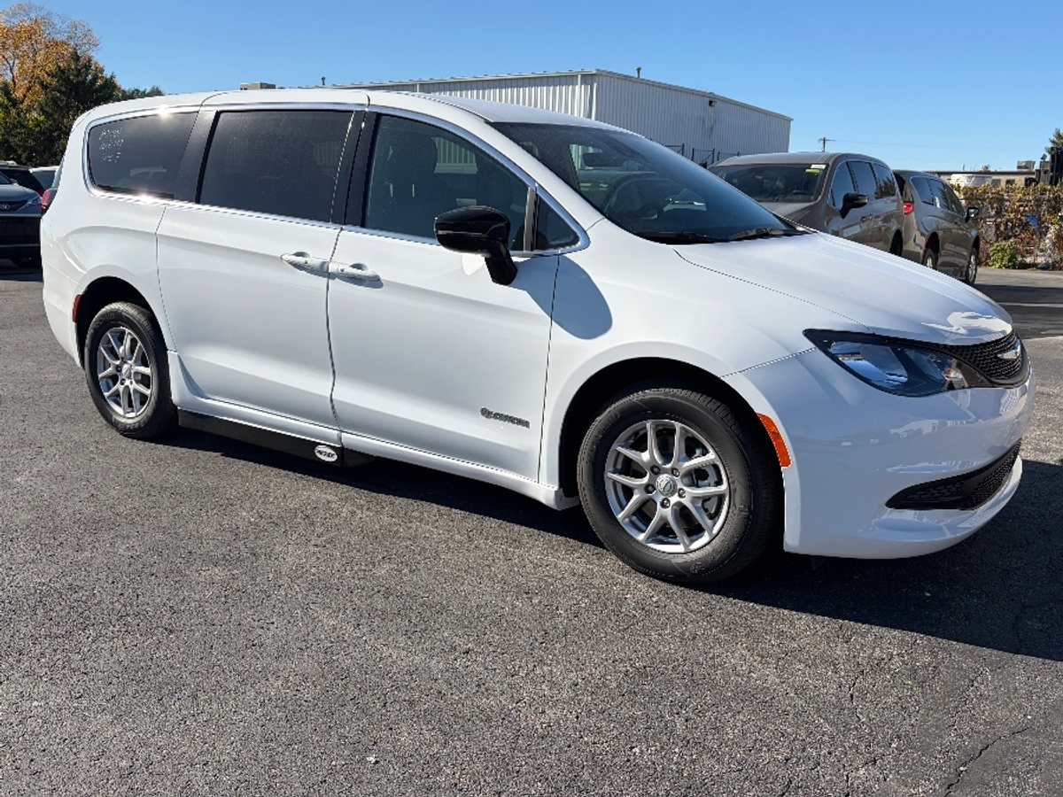 White Chrysler Voyager image number 13