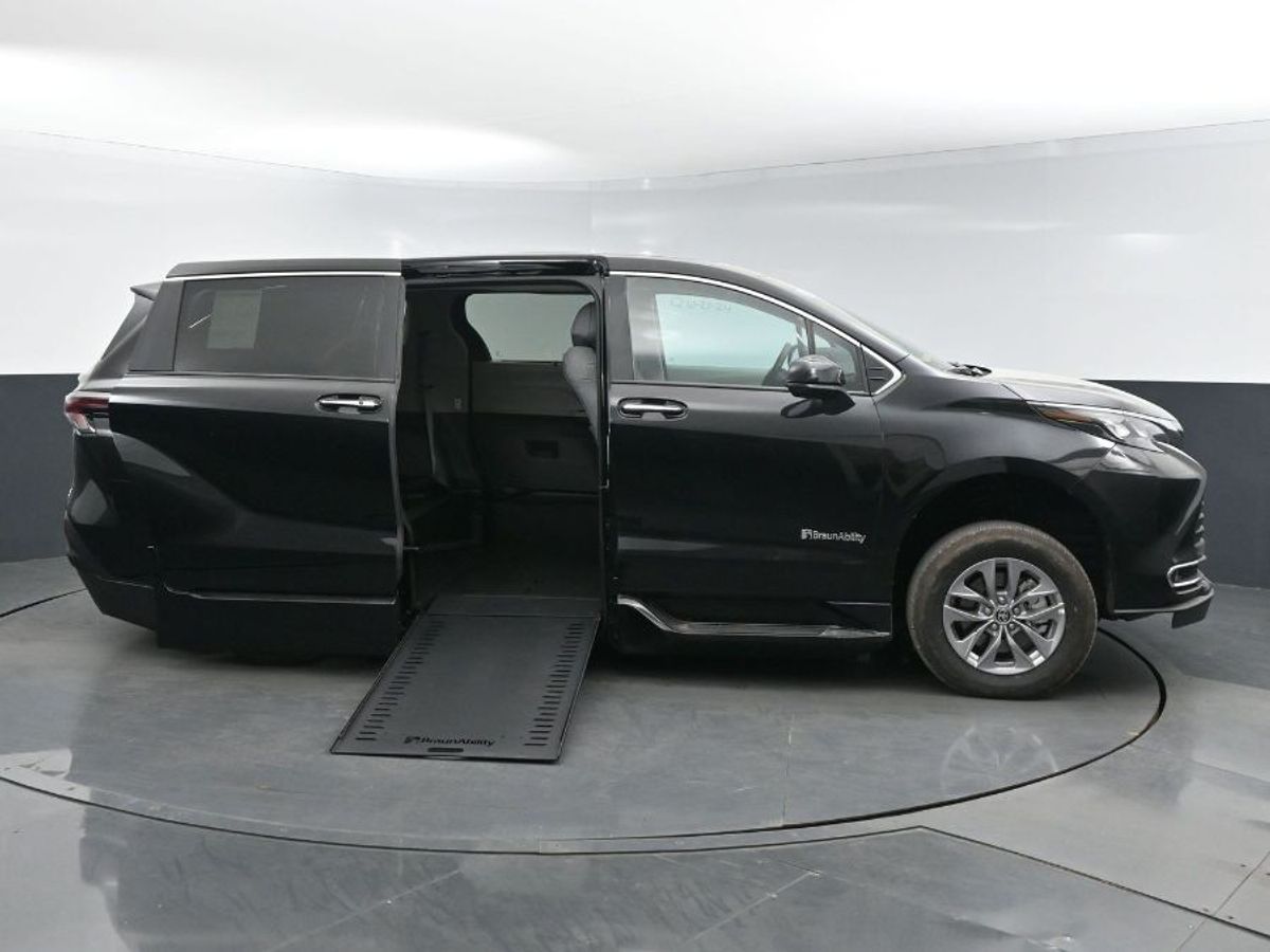 2024 TOYOTA SIENNA - Image 1
