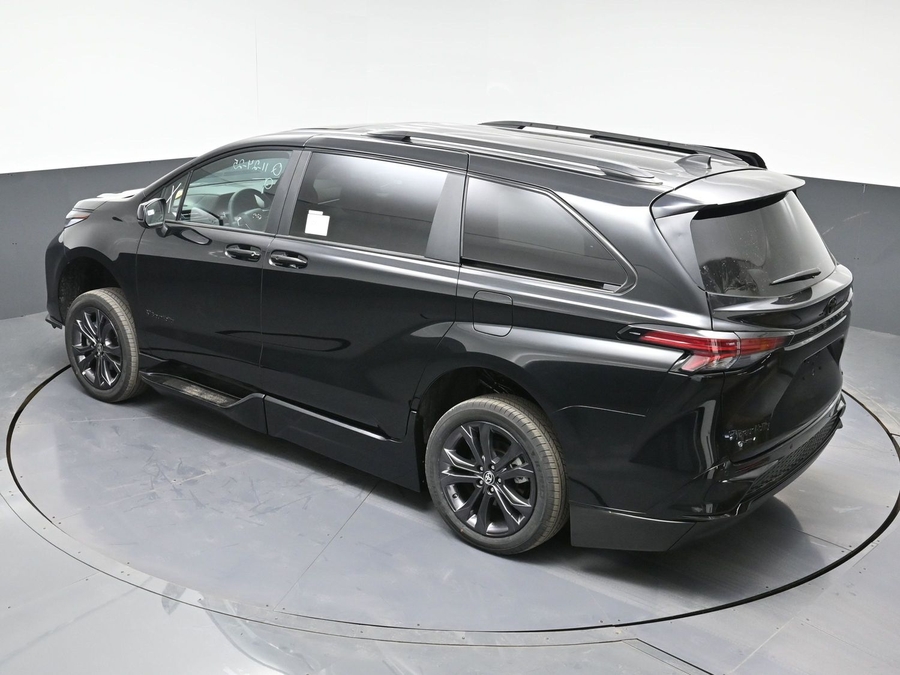 New 2025 Toyota Sienna Hybrid XSE Sport - BraunAbility Side Entry Entry Fold Out Automatic Ramp