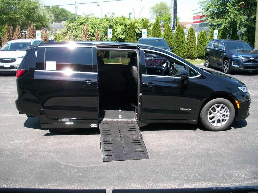 Black Chrysler Pacifica image number 12