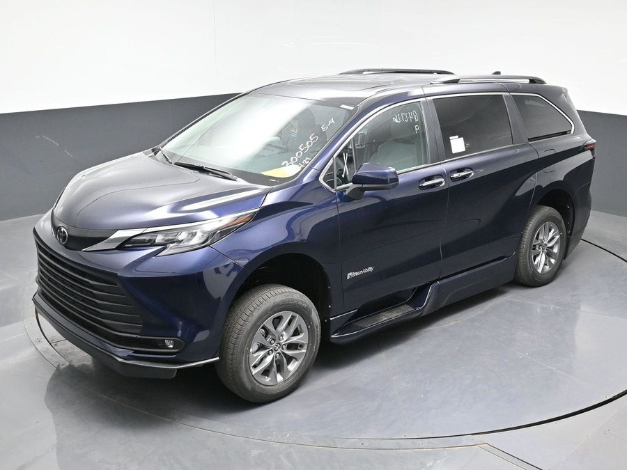 New 2026 Toyota Sienna Hybrid XLE Base - BraunAbility Side Entry Entry Fold Out Automatic Ramp