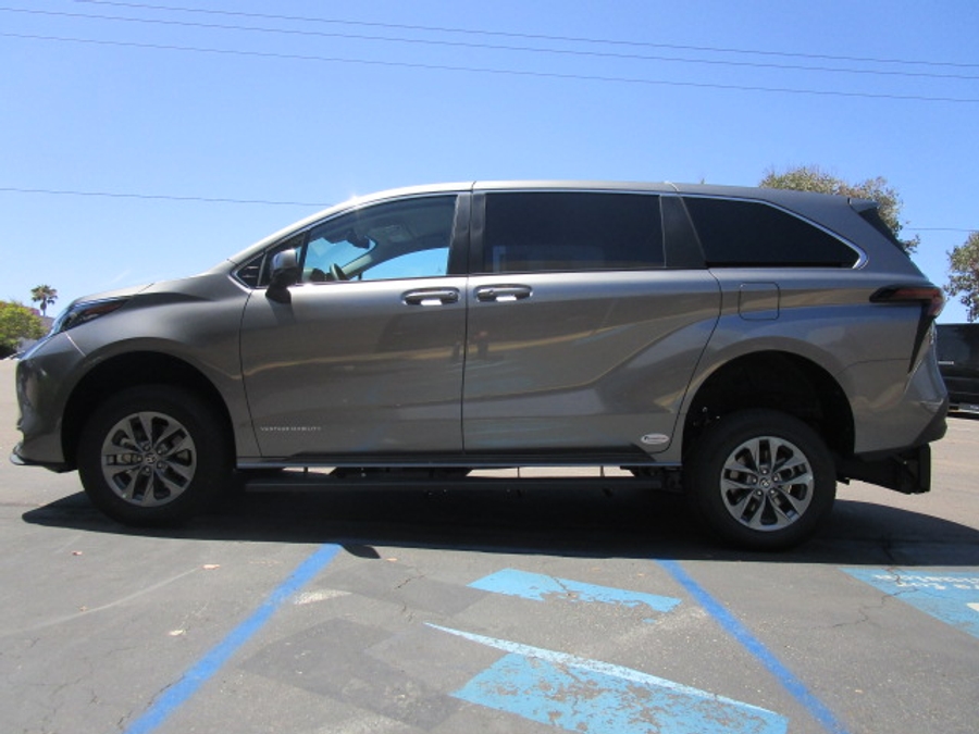 New 2026 Toyota Sienna Hybrid LE - Vantage Mobility Commercial Rear Entry Entry Fold Out Manual Ramp