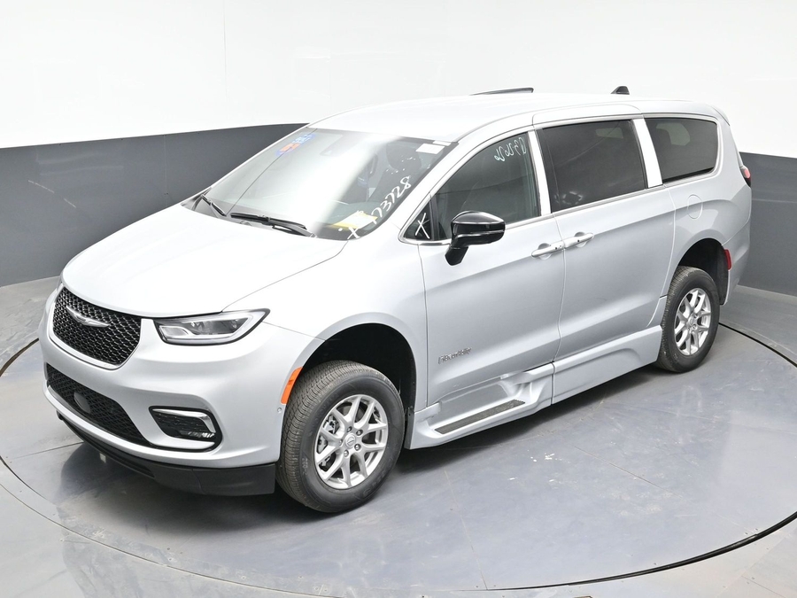 New 2026 Chrysler Pacifica Select Safety - BraunAbility Side Entry Fold Out Automatic Ramp