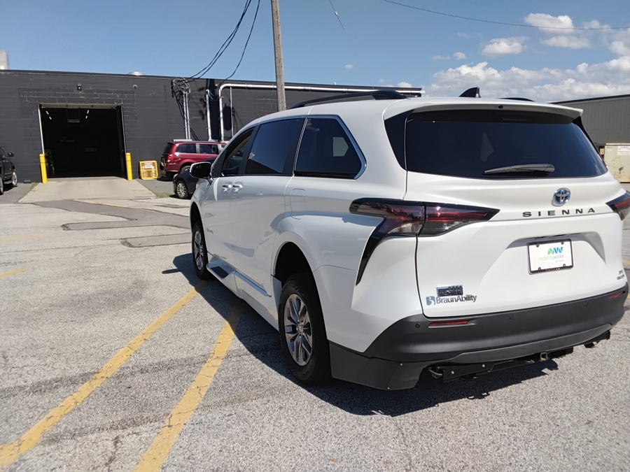 Silver Toyota Sienna image number 6