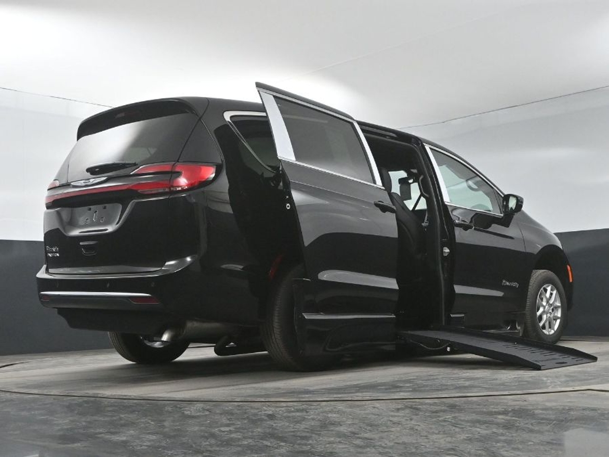Black Chrysler Pacifica image number 21
