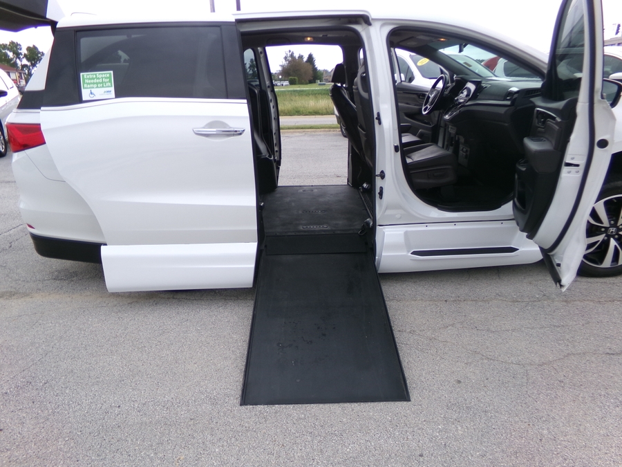 White Honda Odyssey image number 1