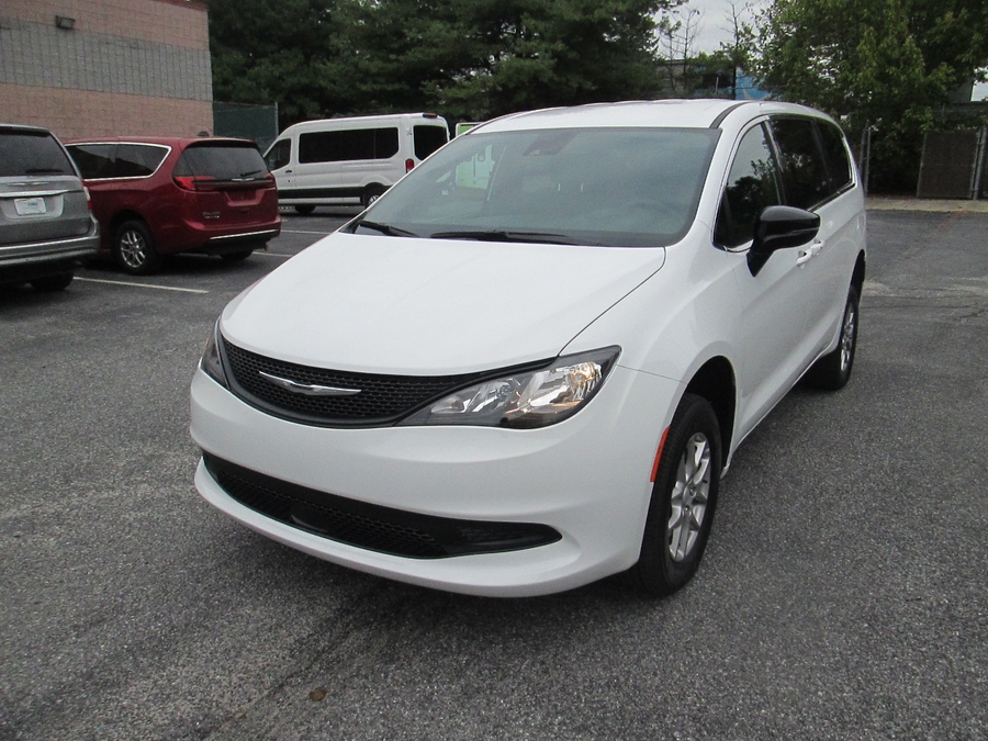 White Chrysler Pacifica image number 1