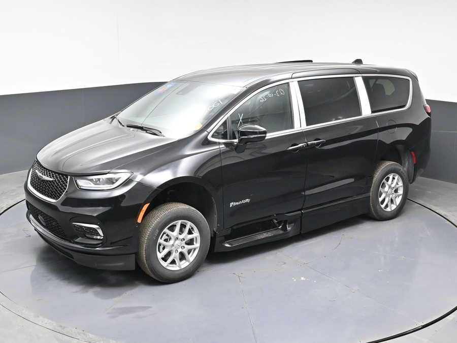 Black Chrysler Pacifica image number 23