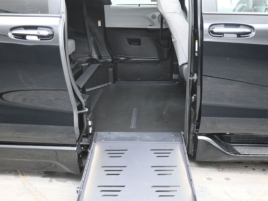 New 2026 Toyota Sienna Hybrid XLE Base - BraunAbility Side Entry Entry Fold Out Automatic Ramp