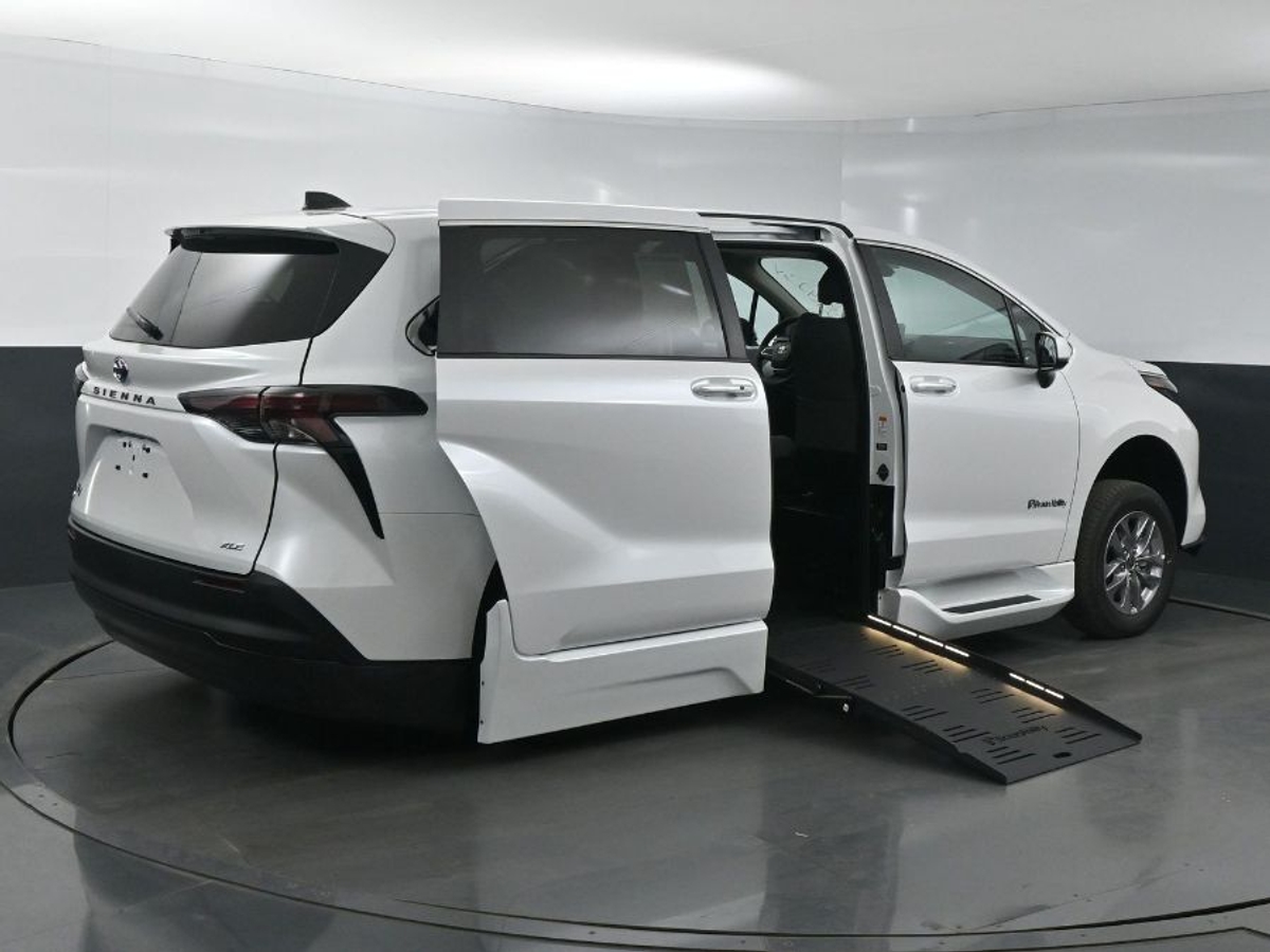 2025 TOYOTA SIENNA - Image 8