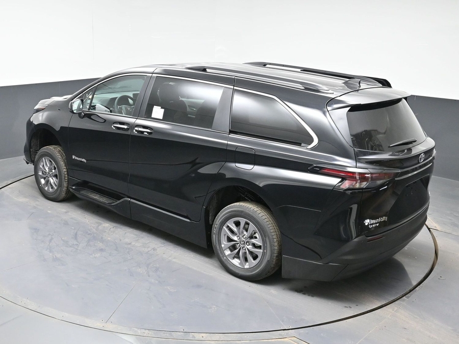 Black Toyota Sienna image number 24