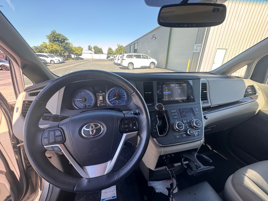 Gold Toyota Sienna image number 4