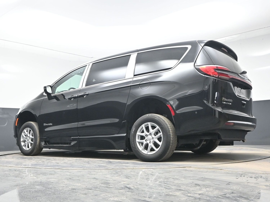 Black Chrysler Pacifica image number 17
