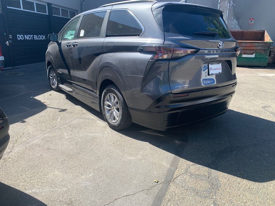 New 2025 Toyota Sienna Hybrid XLE Plus - VMI Side Entry Entry In Floor Automatic Ramp