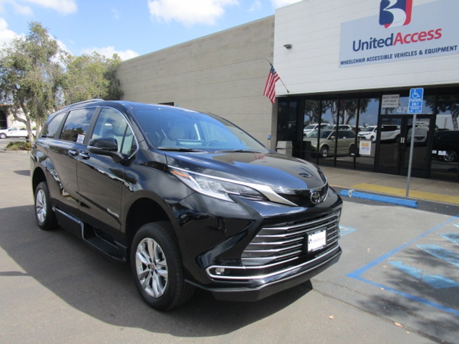 New 2026 Toyota Sienna Hybrid Limited - BraunAbility Side Entry Entry Fold Out Automatic Ramp