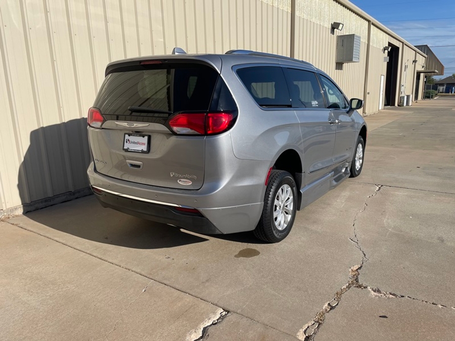 Used 2018 Chrysler Pacifica Touring L - BraunAbility Side Entry Fold Out Automatic Ramp