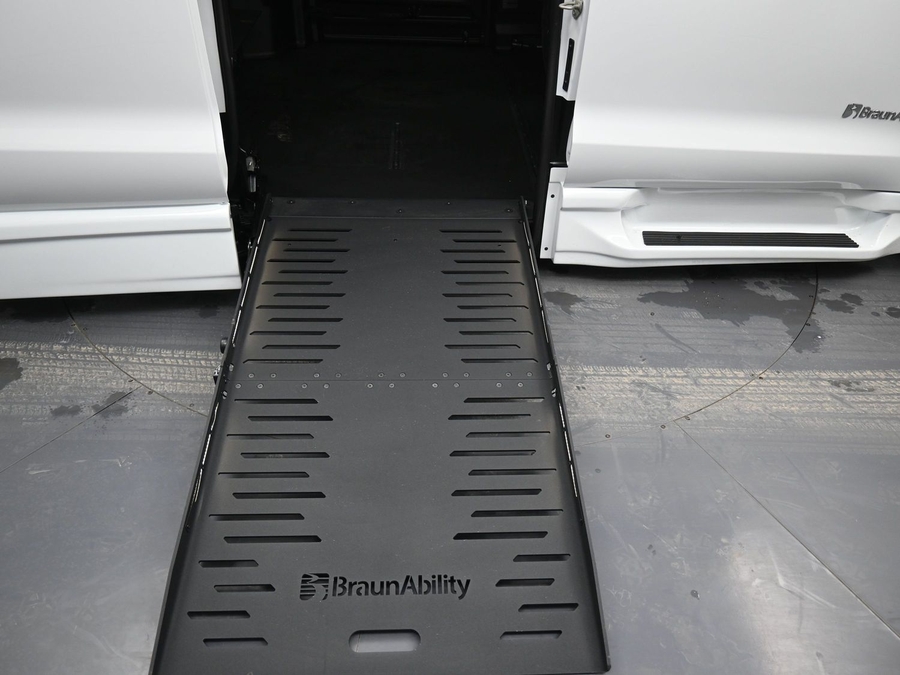 New 2025 Chrysler Pacifica Select Safety - BraunAbility Side Entry Entry Fold Out Automatic Ramp
