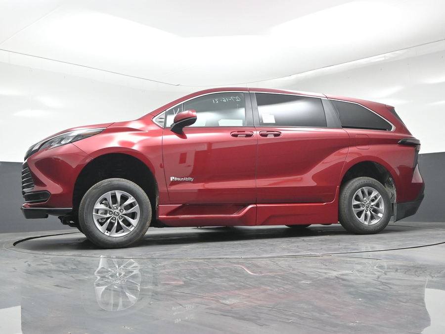 New 2026 Toyota Sienna Hybrid LE - BraunAbility Side Entry In Floor Automatic Ramp