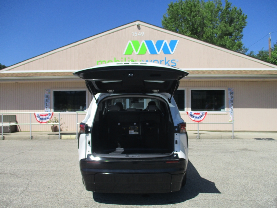 White Toyota Sienna image number 15