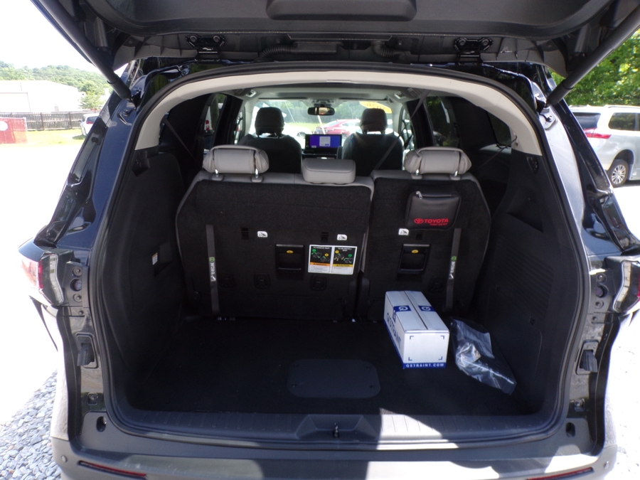 Black Toyota Sienna image number 18