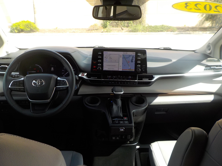 White Toyota Sienna image number 8