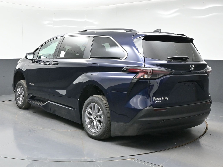 New 2026 Toyota Sienna Hybrid XLE Base - BraunAbility Side Entry Entry Fold Out Automatic Ramp