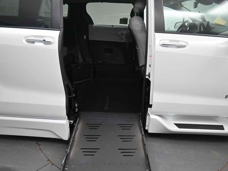 White Toyota Sienna image number 13