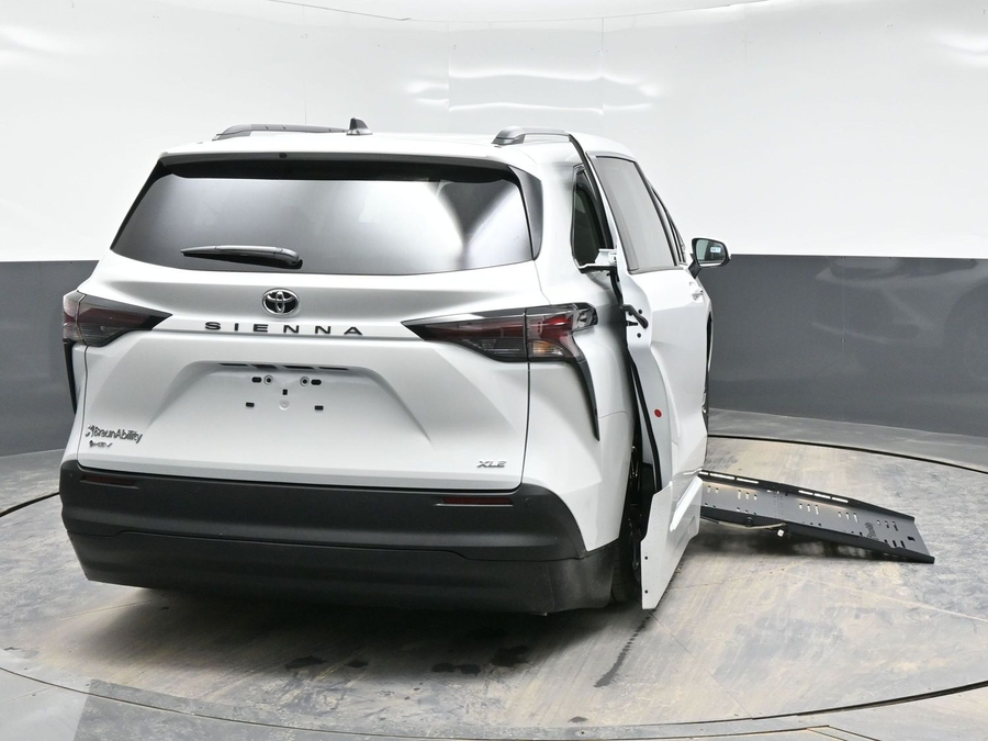 New 2026 Toyota Sienna Hybrid XLE Base - BraunAbility Side Entry Fold Out Automatic Ramp