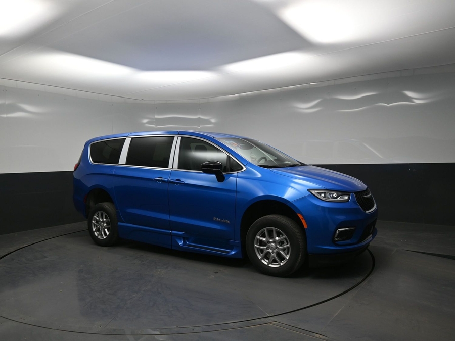 Blue Chrysler Pacifica image number 14