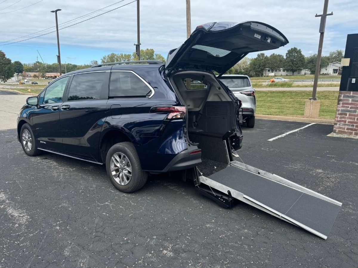 2024 TOYOTA SIENNA - Image 1