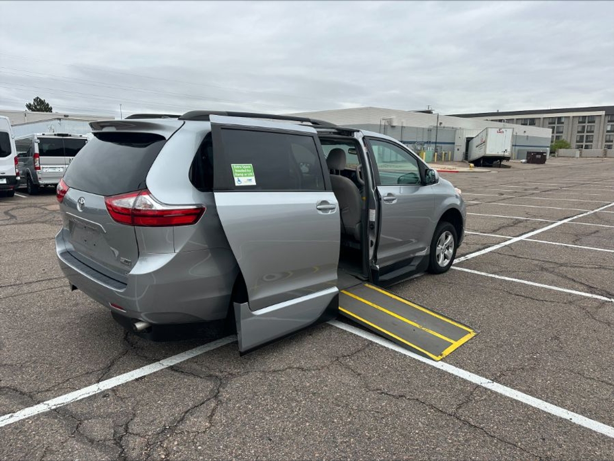 2017 TOYOTA SIENNA - Image 8