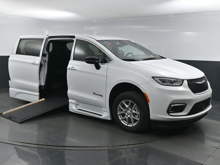 New 2025 Chrysler Pacifica Select Safety - BraunAbility Side Entry Entry In Floor Automatic Ramp