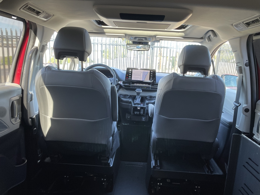 Used 2021 Toyota Sienna Hybrid Limited - BraunAbility Side Entry Entry Fold Out Automatic Ramp