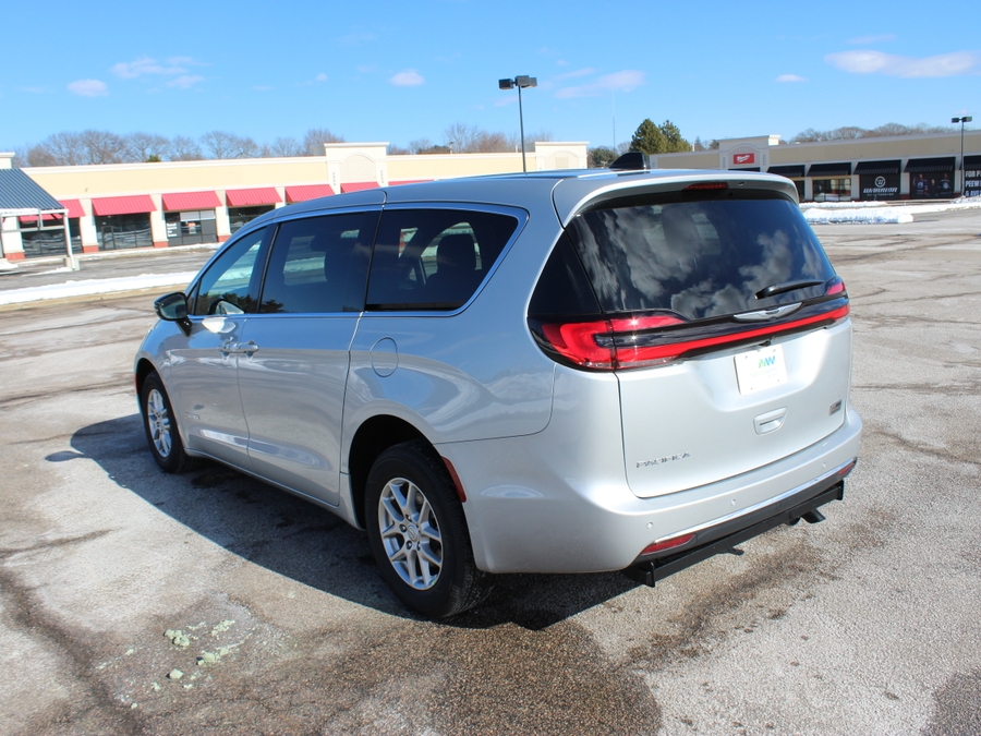 Silver Chrysler Pacifica image number 2