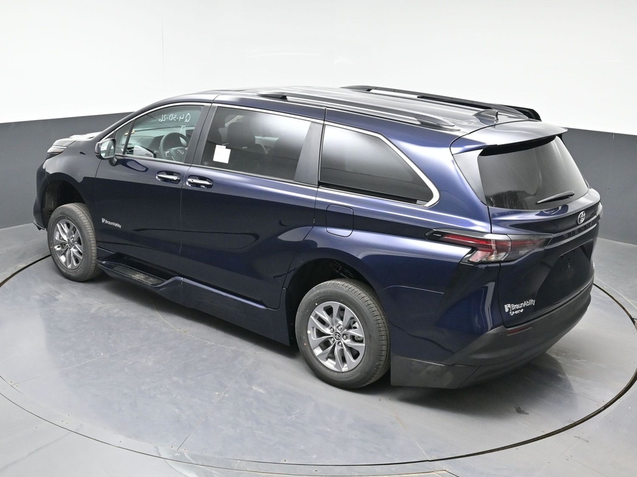 New 2026 Toyota Sienna Hybrid XLE Add - BraunAbility Side Entry Entry In Floor Automatic Ramp