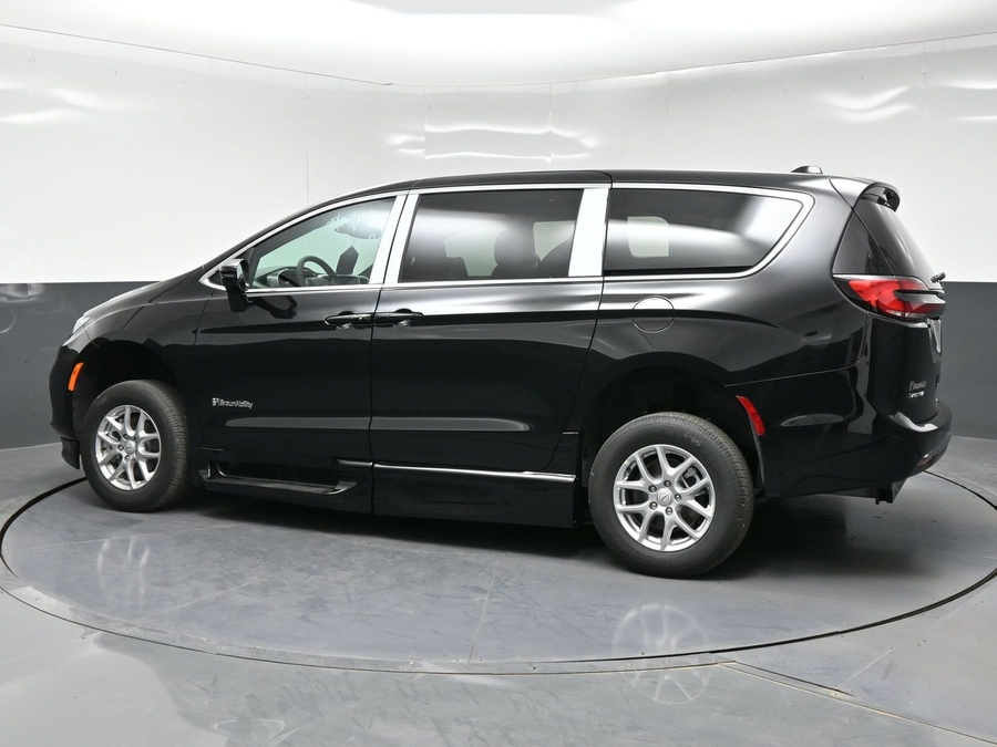 Black Chrysler Pacifica image number 3