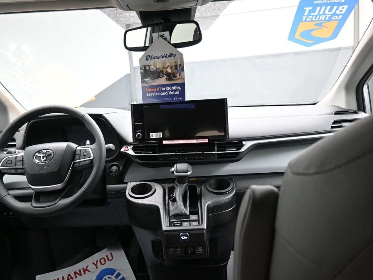 2025 TOYOTA SIENNA - Image 13