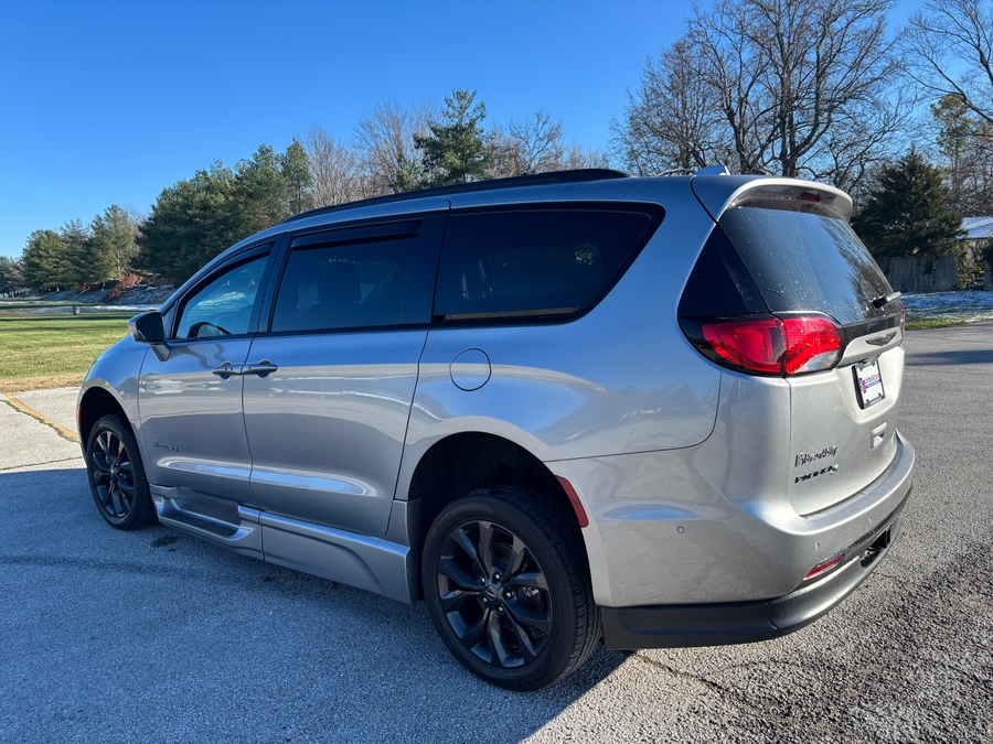 Used 2020 Chrysler Pacifica Touring L - BraunAbility Side Entry Entry In Floor Automatic Ramp