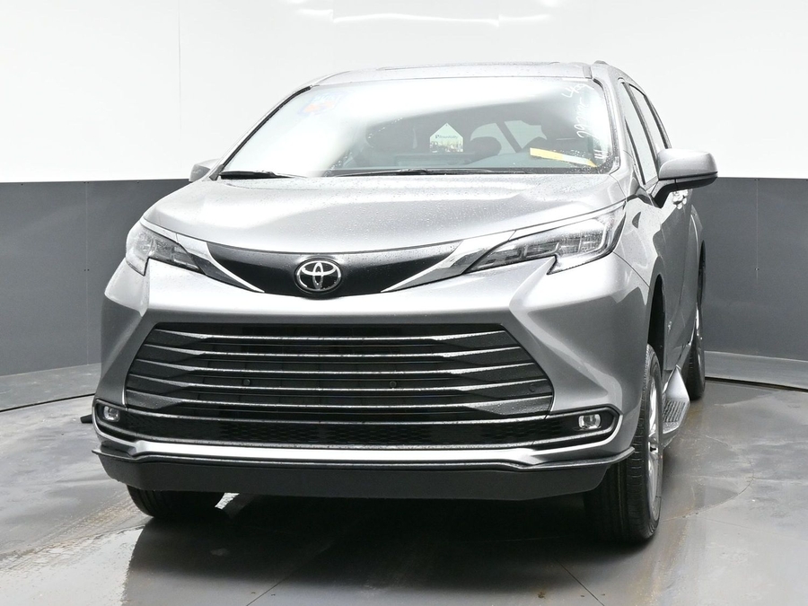 Grey Toyota Sienna image number 1