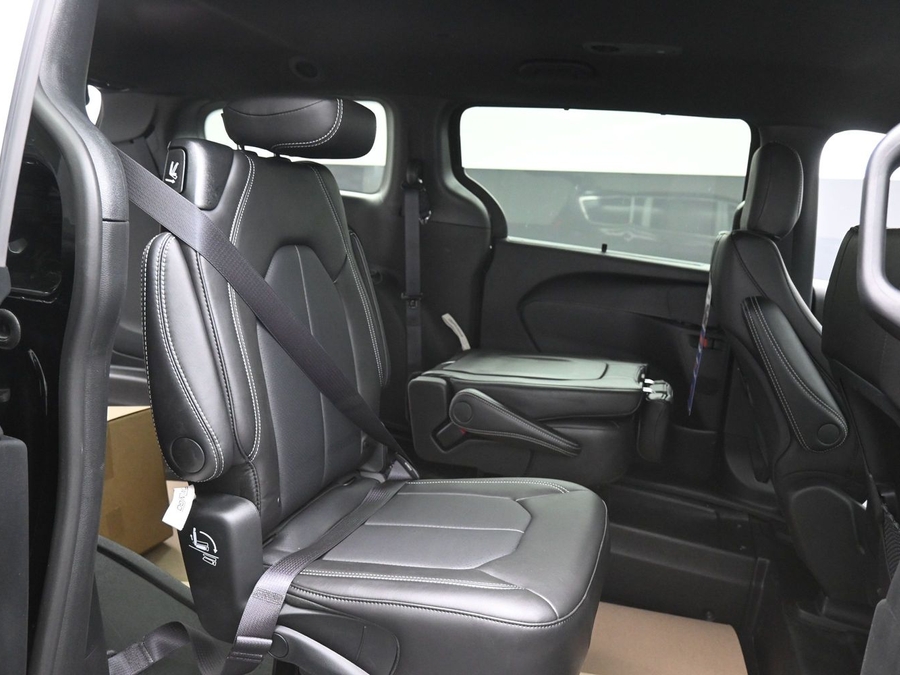 Black Chrysler Voyager image number 12