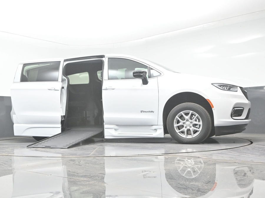 New 2025 Chrysler Pacifica Select Safety - BraunAbility Side Entry Entry In Floor Automatic Ramp